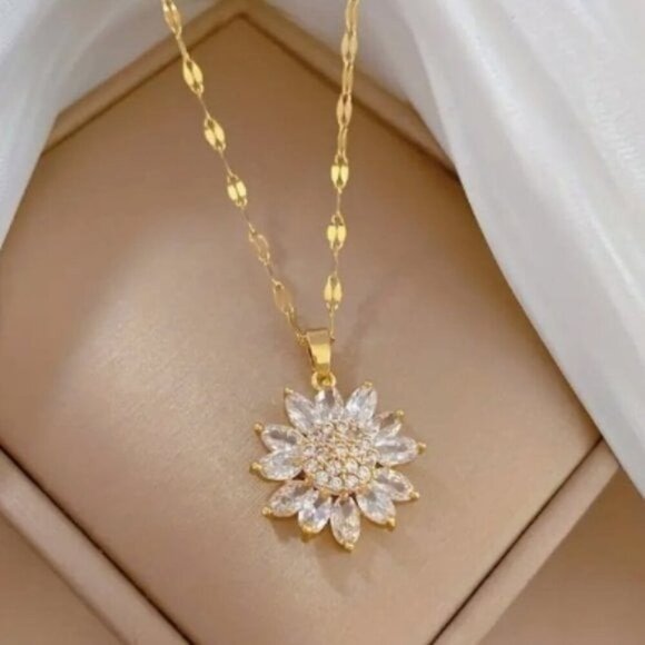 18k Gold Plated Stainless Steel Flower Diamond Necklace - Picture 1 of 7
